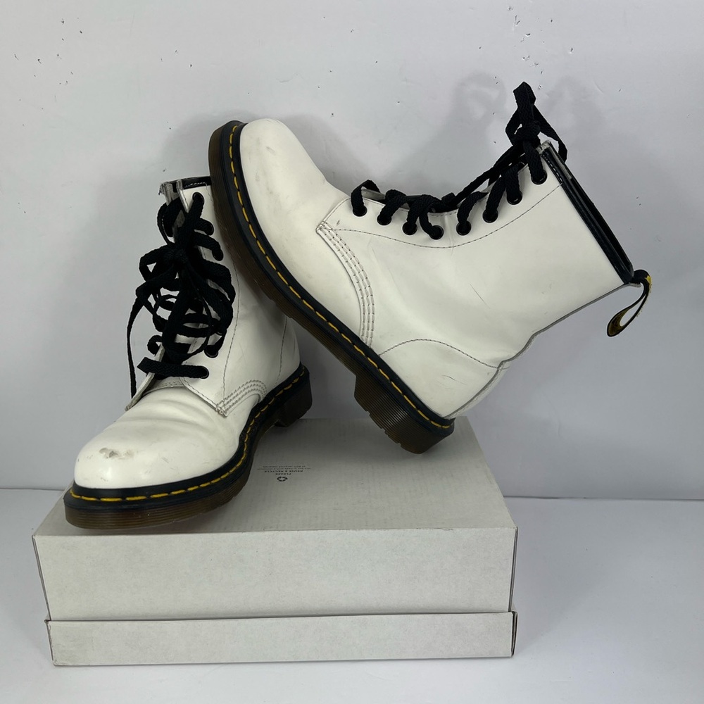 DR MARTEN PASCAL LACEUP ARMY STYLE BOOTS, UPPER LEATHER AIR WAIR SOLE, SIZE 8
